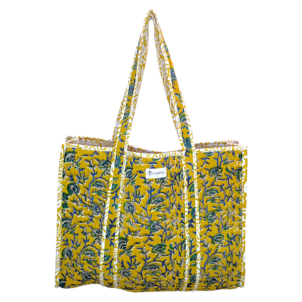 Tote bag matelassé jaune en coton, imprimé à la main avec des motifs floraux inspirés de l’artisanat indien.