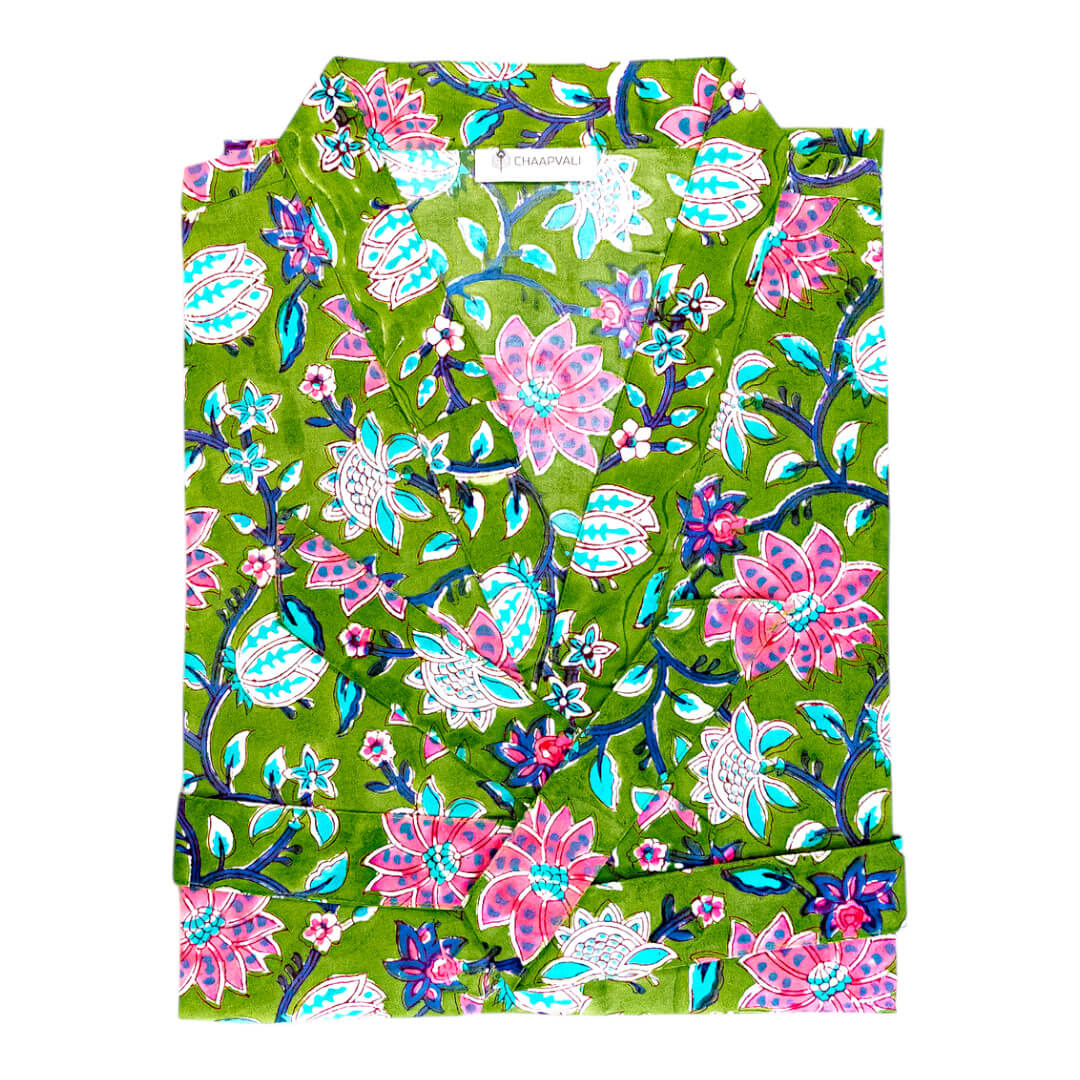 Kimono vert en coton, au style bohème, fluide et agréable à porter.